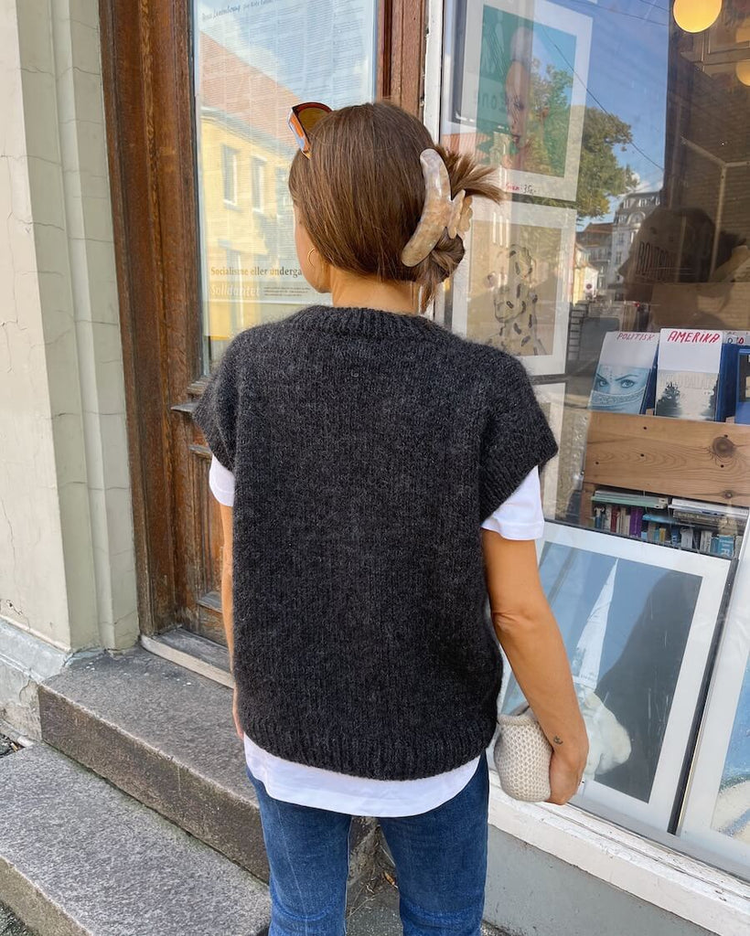 Kvinde iført koksgrå Weekend Slipover V-neck set bagfra