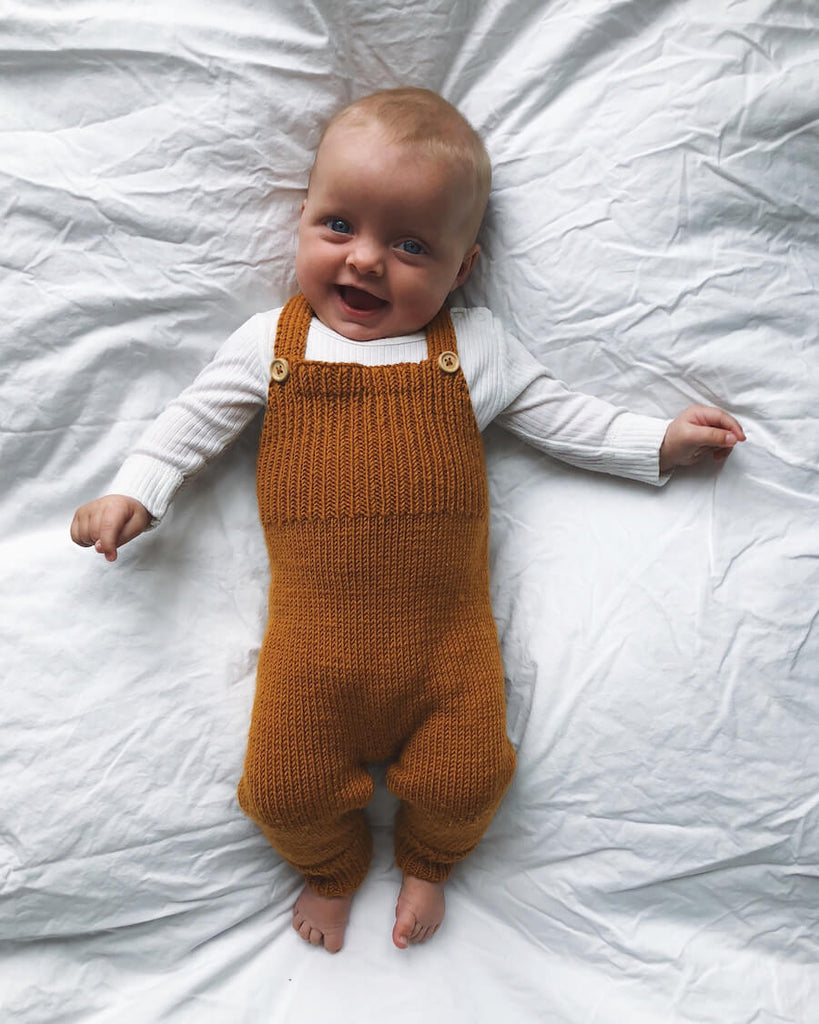 Baby iført brune Willums Selebukser