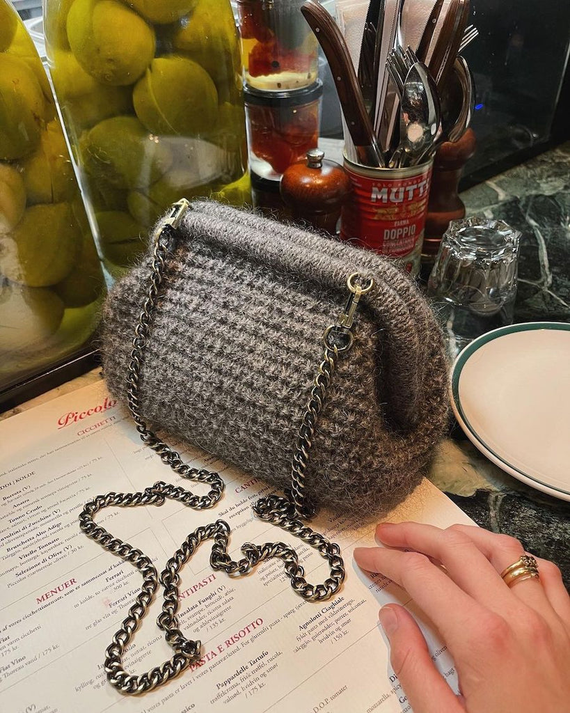 Grå Winter Clutch på restaurantbord