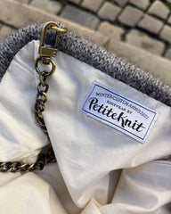 Detaljebillede af grå Winter Clutch indefra