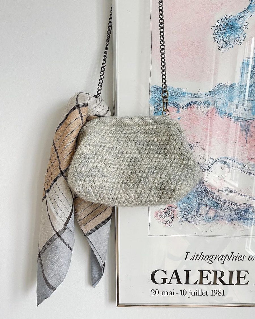 Lysegrå Winter Clutch hængende på billede