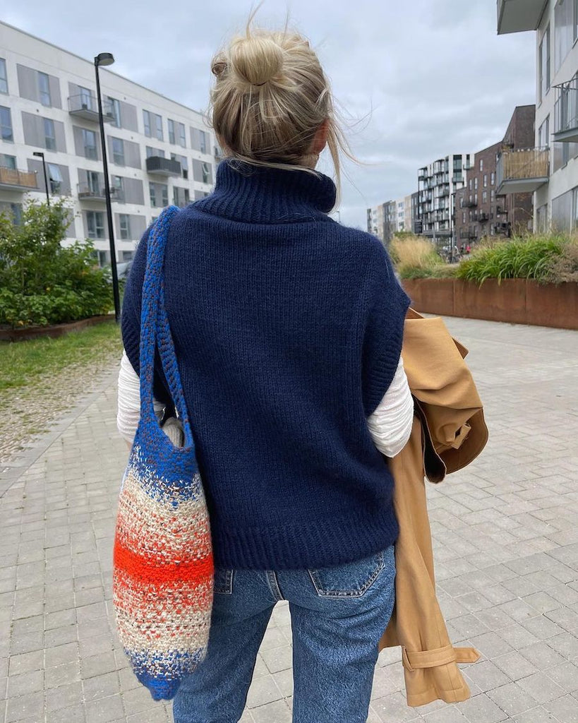 Kvinde iført blå Zipper Slipover set bagfra