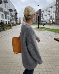 Kvinde iført grå Zipper Jacket set fra siden