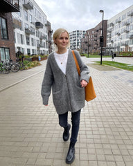 Kvinde i  grå zipper jacket