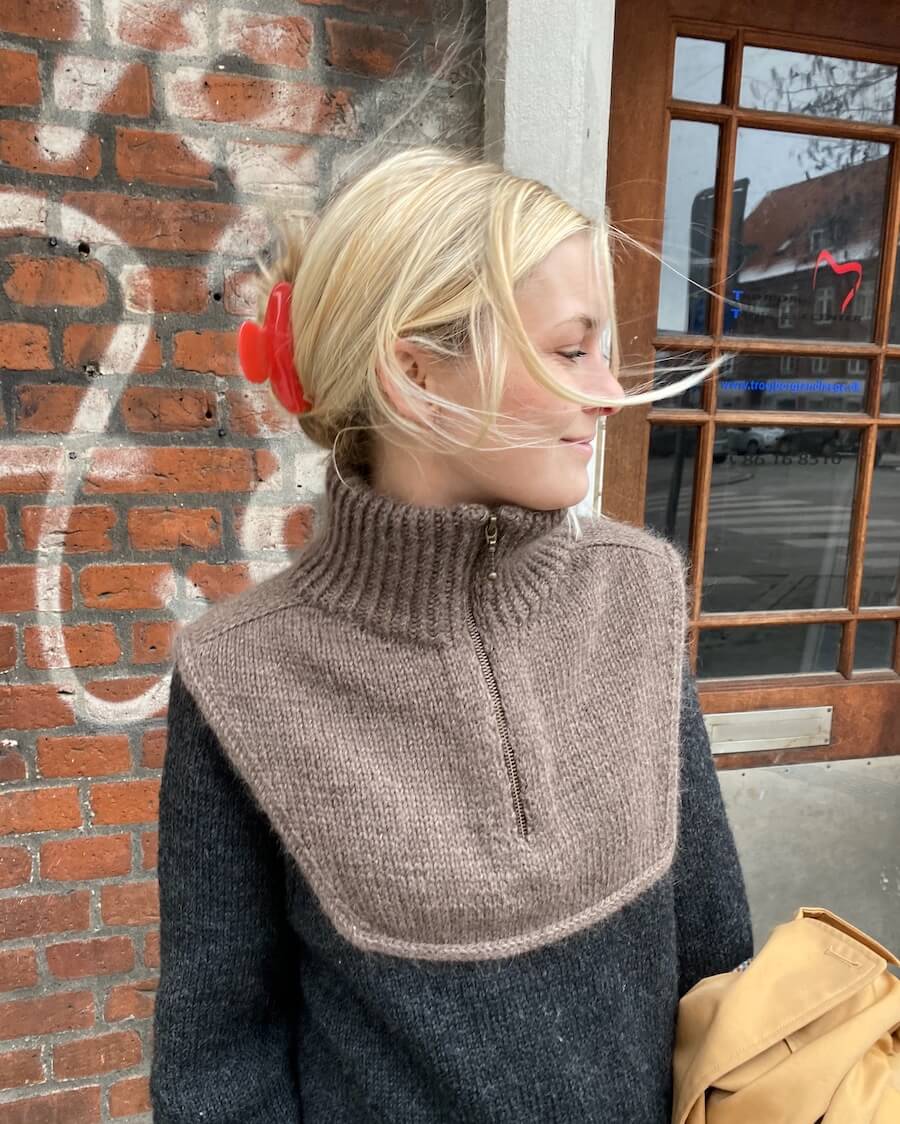 Kvinde iført brun Zipper Neck