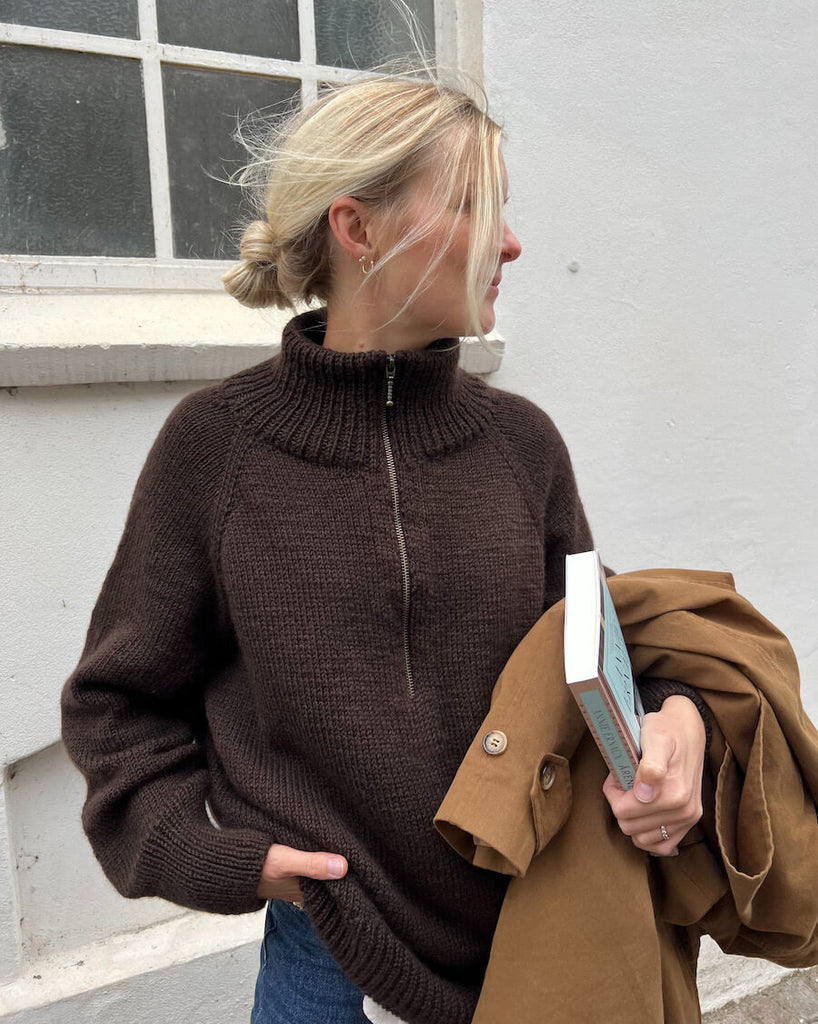 Kvinde iført mørkebrun Zipper Sweater Light