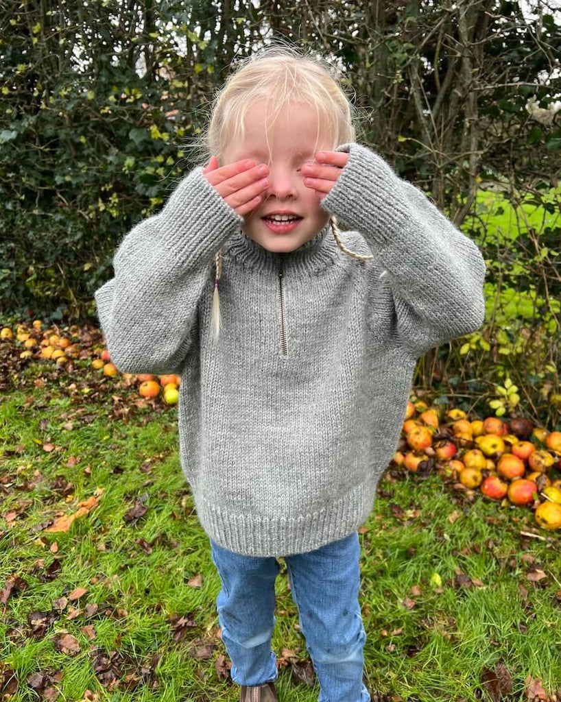 Pige iført lysegrå Zipper Sweater Light - Junior