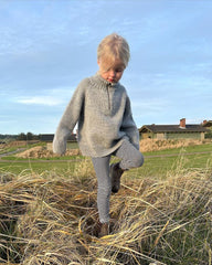 Pige iført lysegrå Zipper Sweater Light - Junior