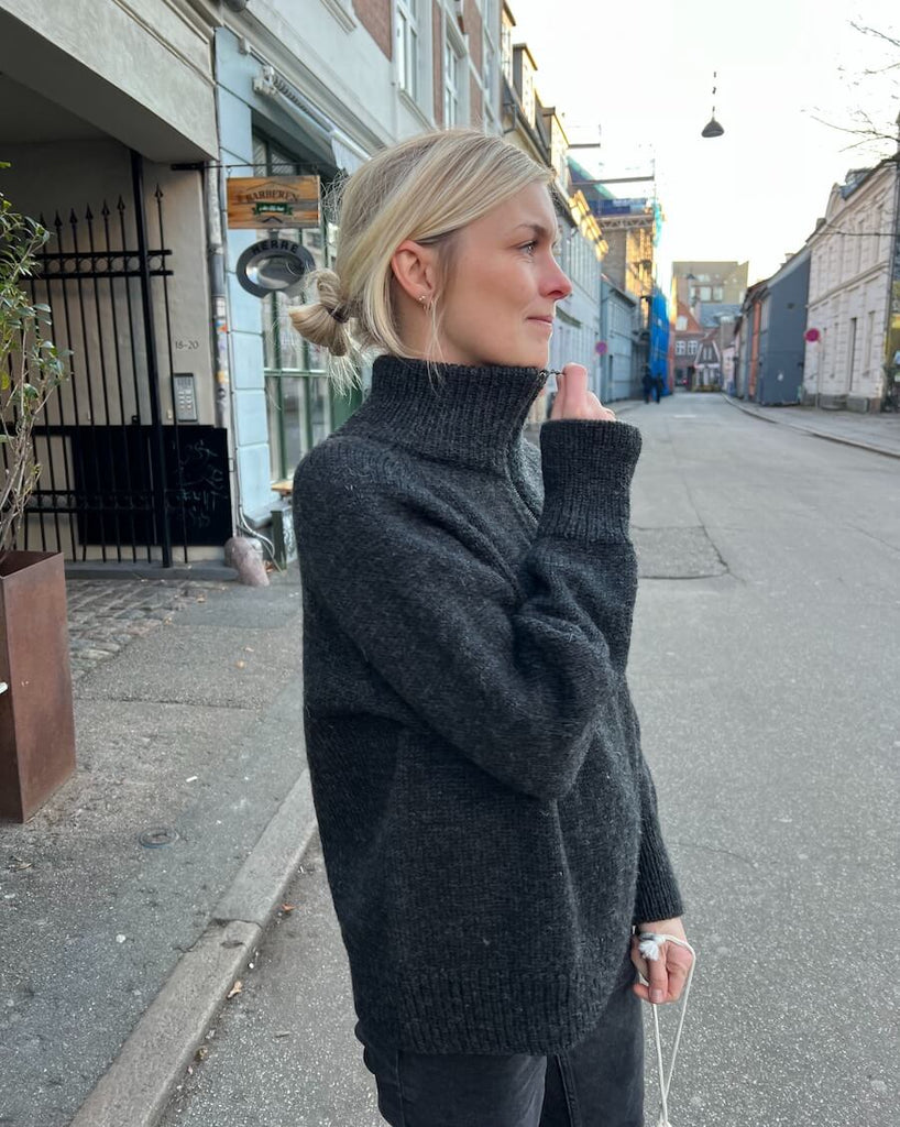 Kvinde iført koksgrå Zipper Sweater Light