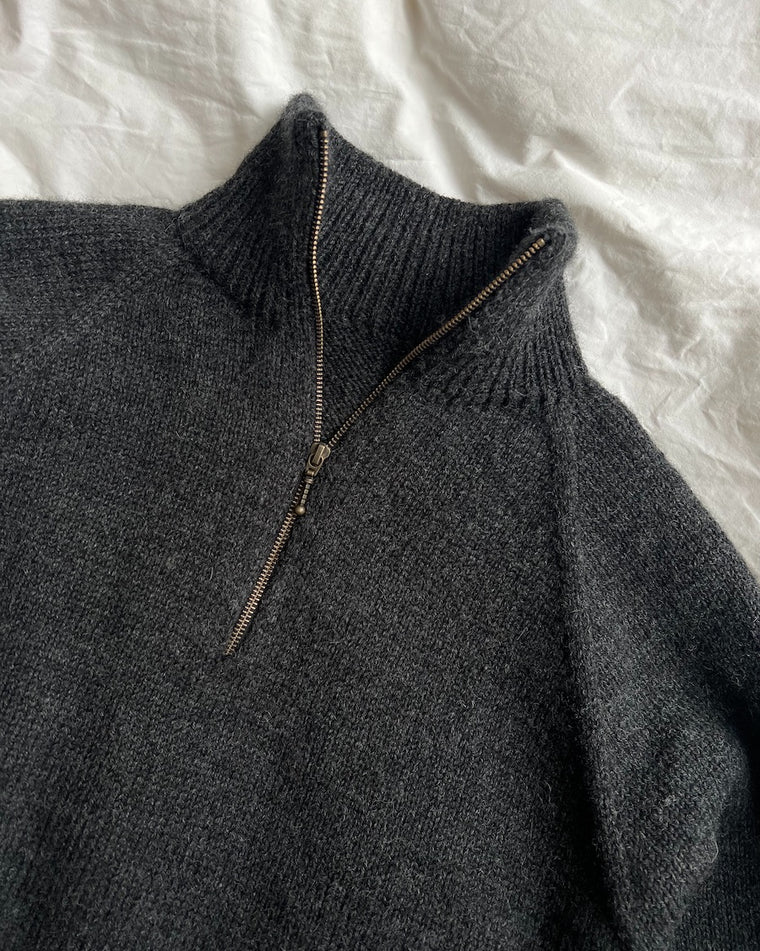 Kvinde iført mørkebrun Zipper Sweater Light